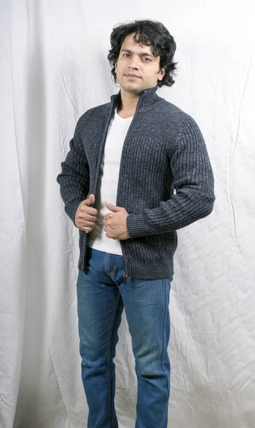 Indyjski model mężczyzna na sobie sweter szary — Zdjęcie stockowe