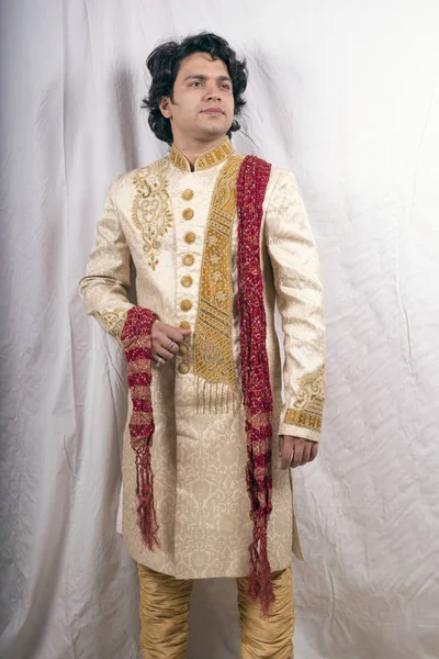 Indický model nosí bílé sherwani — Stock fotografie