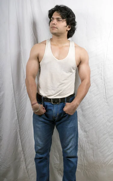 Indiana masculino ajuste modelo vestindo colete branco — Fotografia de Stock