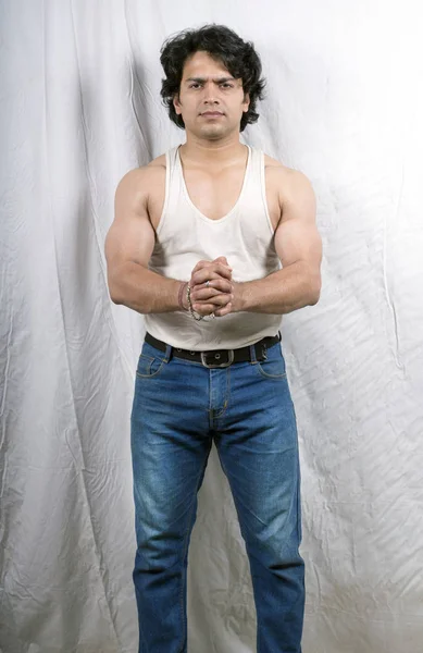 Indyjski fitness model na sobie białą kamizelkę — Zdjęcie stockowe