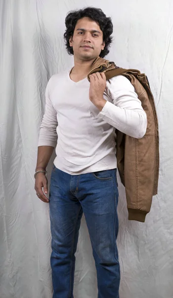 인도 남성 모델 흰색 tshirt 입고 — 스톡 사진