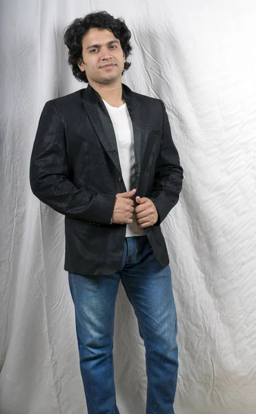 검은 재킷을 입고 인도 남성 모델 — 스톡 사진