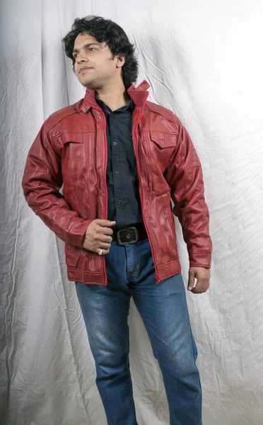 Indiana masculino modelo vestindo jaqueta de couro vermelho — Fotografia de Stock