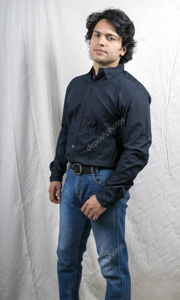 un joven indio casual con camisa azul y chaleco negro posó en el día de  invierno. 10492021 Foto de stock en Vecteezy