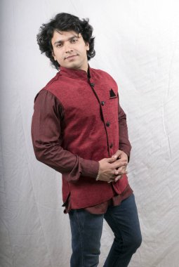 Hint modeli giyiyor yarım ceket