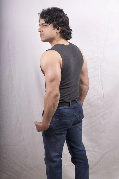 Fitness modelo masculino vestindo colete cinza — Fotografia de Stock
