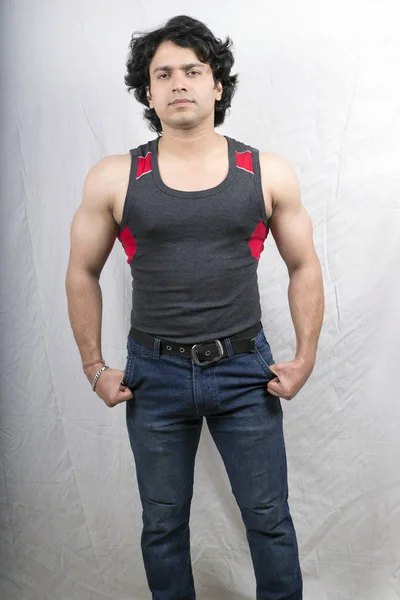 Modelo de fitness indiano vestindo colete cinza — Fotografia de Stock