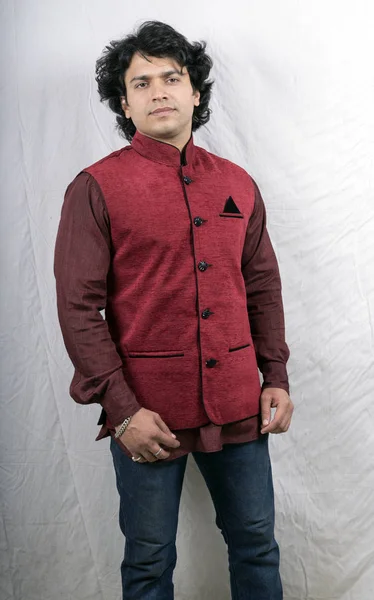 Modèle portant une veste rouge moitié indienne — Photo