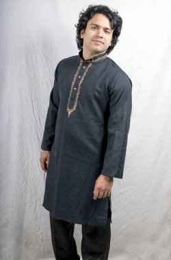 siyah kurta genç Hintli erkek modeli