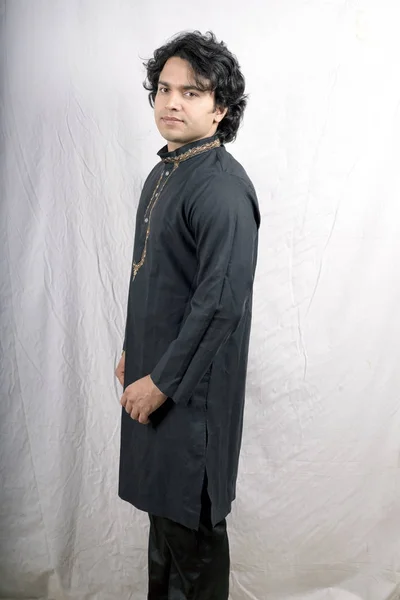 Indický mužský model v černém kurta — Stock fotografie