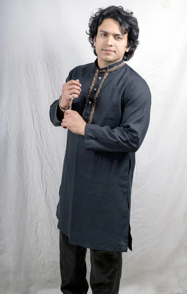 Mladý mužský model v černém kurta — Stock fotografie