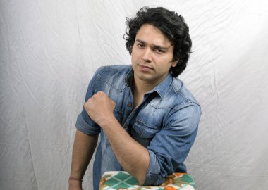 mavi gömlekli genç Hint modeli