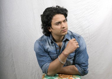 mavi gömlekli genç erkek modeli