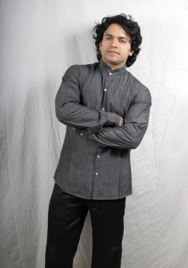 gri gömlekli genç Hintli erkek modeli