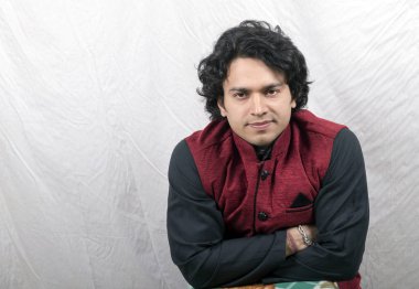 siyah elbiseli genç erkek modeli 