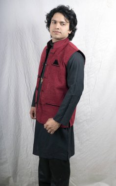 Hintli erkek model siyah kurta ve kırmızı yarı ceket