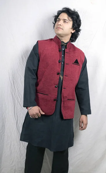 Молода індійська чоловіча модель в чорній курті та червоній напівпіджаці — стокове фото