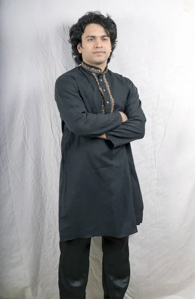 Индийская модель в чёрной курте — стоковое фото