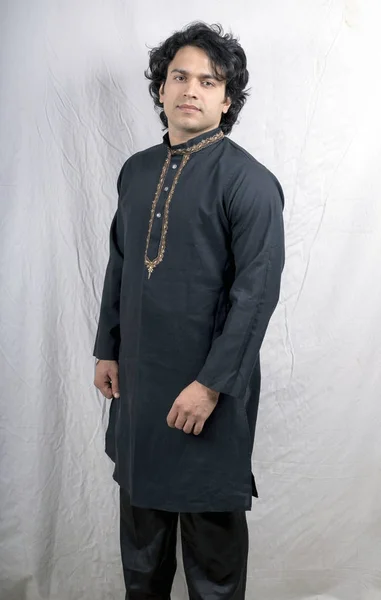 Mladý indický model v černém kurta — Stock fotografie