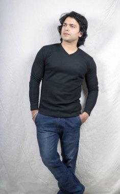 Genç Hint modeli açık ciddi poz