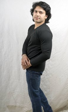 Side'de Hintli erkek model poz