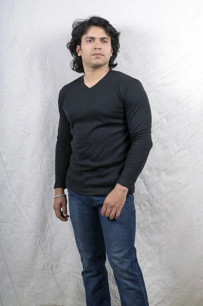 Giovane modello indiano maschio in tshirt nera — Foto Stock