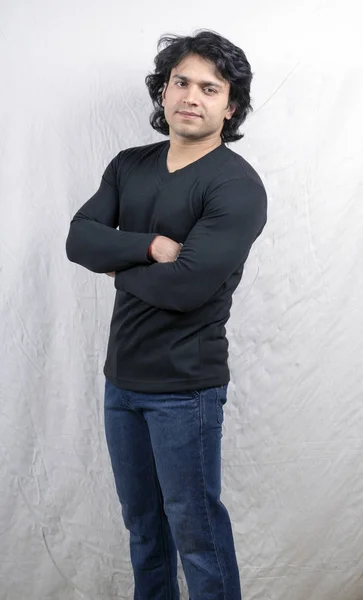 Indio modelo masculino vistiendo camiseta negra —  Fotos de Stock