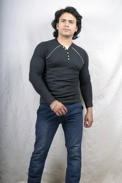 Indisches Model trägt schwarzes T-Shirt — Stockfoto