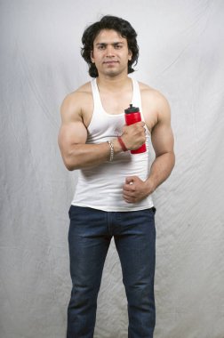 Beyaz yelek giyen genç Hint modeli