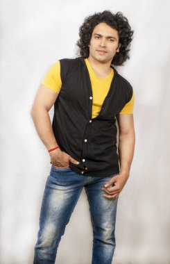 sarı tshirt giyen hint modeli