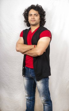 Siyah yarı ceket giyen Hint mankeni.