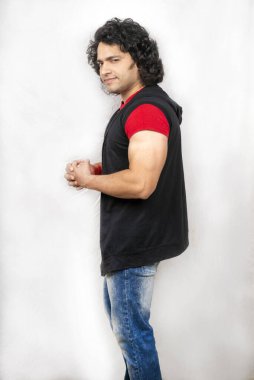 Kırmızı tişört giyen Hintli genç manken.