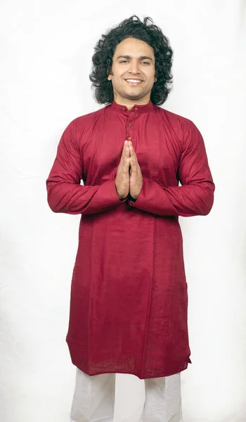 Модель индийского мужчины в красной курте — стоковое фото