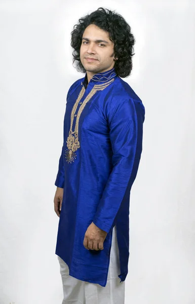 Joven asiático modelo usando azul kurta — Foto de Stock
