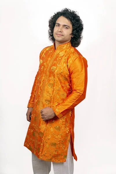 Joven modelo indio usando kurta naranja — Foto de Stock