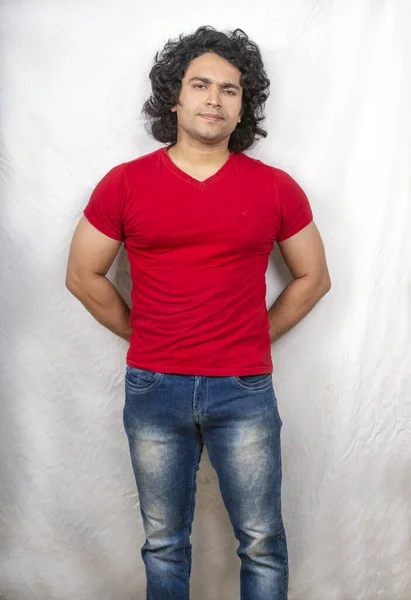 Modèle indien portant un t-shirt rouge — Photo