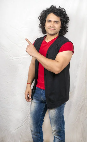 Ινδός αρσενικό μοντέλο φορώντας κόκκινο μπλουζάκι πλευρά στάση του χεριού — Φωτογραφία Αρχείου
