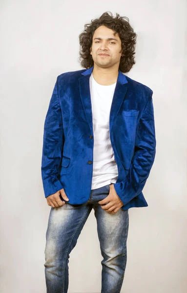 Jeune modèle indien portant blazer bleu — Photo