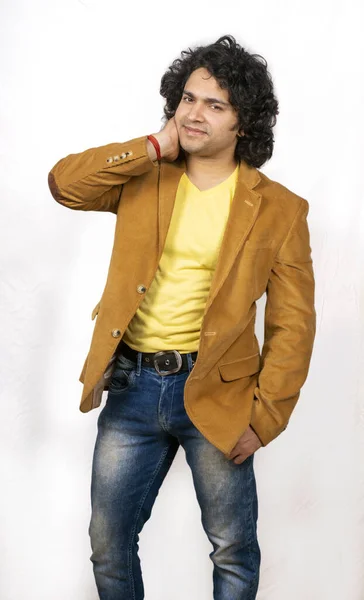 Indio modelo masculino vistiendo chaqueta marrón — Foto de Stock