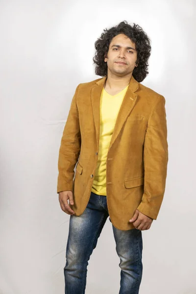 Модель индийского мужчины в коричневом пиджаке — стоковое фото