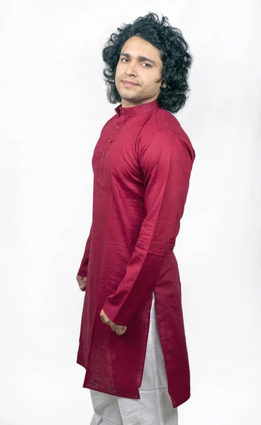 붉은 쿠타를 입은 젊은 인도 남성 모델 — 스톡 사진