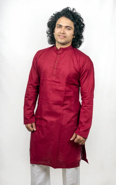 Joven modelo masculino usando kurta roja —  Fotos de Stock