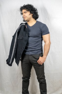 Gri tişört giyen genç manken pozu