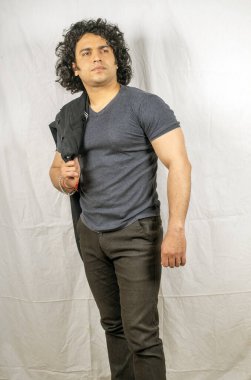 Gri tişörtlü Hint modeli poz veriyor.