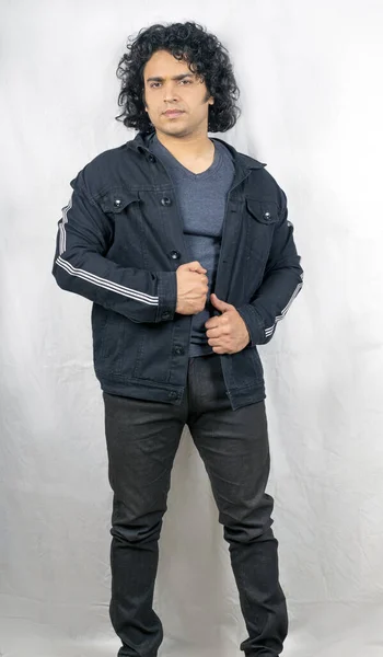 Modelo Masculino Pelo Largo Con Chaqueta Negra Pose Delantera — Foto de Stock