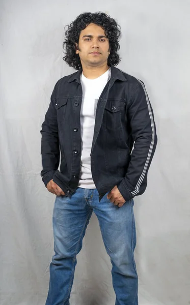 Modelo Masculino Joven Con Chaqueta Negra Pose Delantera — Foto de Stock