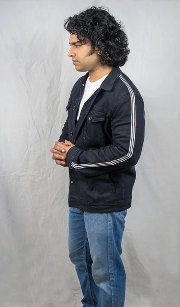 印度男模 身穿黑色夹克侧面的姿势 — 图库照片