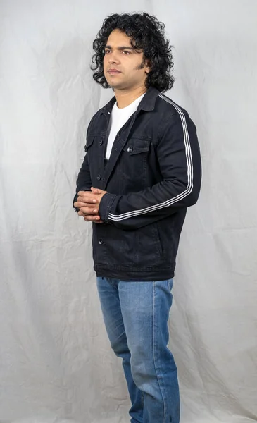 Jovem Indiana Masculino Modelo Vestindo Preto Jaqueta Lateral Pose — Fotografia de Stock