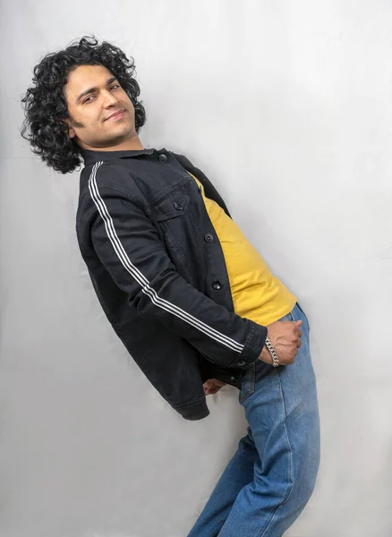 印度男模 身穿黄色T恤和黑色夹克弯曲姿势 — 图库照片