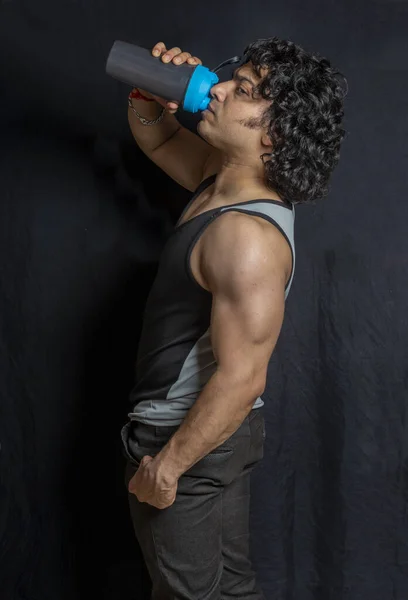 Indian Male Bodybuilder Drinking Protein Side Pose — Stock Photo, Image